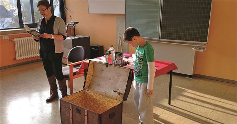 Ein Schüler durfte die geheimnisvolle Truhe öffnen.