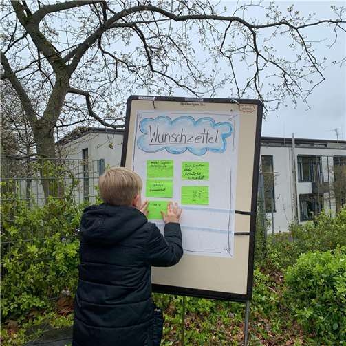 Ein Schüler formuliert seinen Wunsch an die Politik.  Foto: SPD-Wachtberg