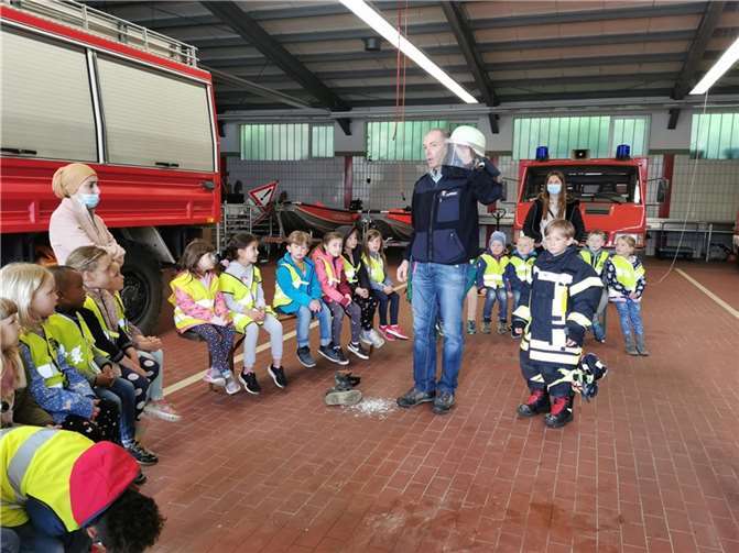 Ein Schuki durfte sogar Stiefel und Hose, Jacke und Helm eines Feuerwehrmanns anziehen!