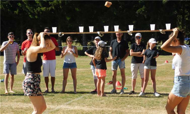 Ein Schwamm im Anflug auf die Pappbecher.