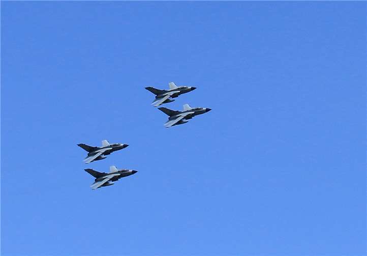Ein Schwarm Tornados flog bei strahlendem Wetter über den Fliegerhorst in der Eifel.