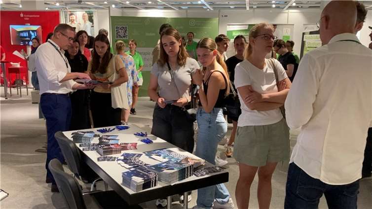 Ein Schwerpunkt war für die Organisatoren, mit der Messe die Basis für jeweilige Erstkontakte zu bieten. Foto: CF