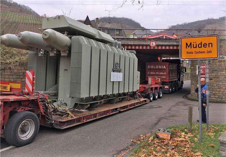 Ein Schwertransporter, zwei Autokrane und menschliche Kraft waren beim Austausch des Transformators in der Umspannanlage Müden erforderlich.Westnetz