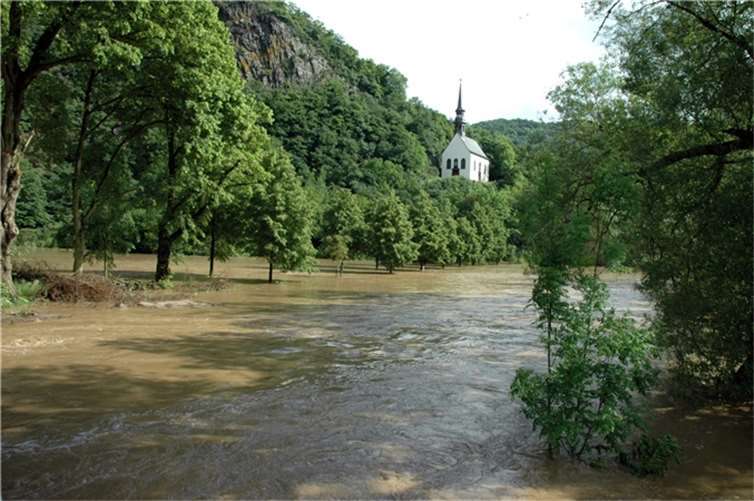 Ein See vor der Pützfelder Kapelle