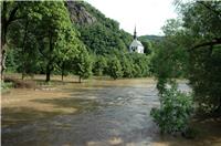 Ein See vor der Pützfelder Kapelle