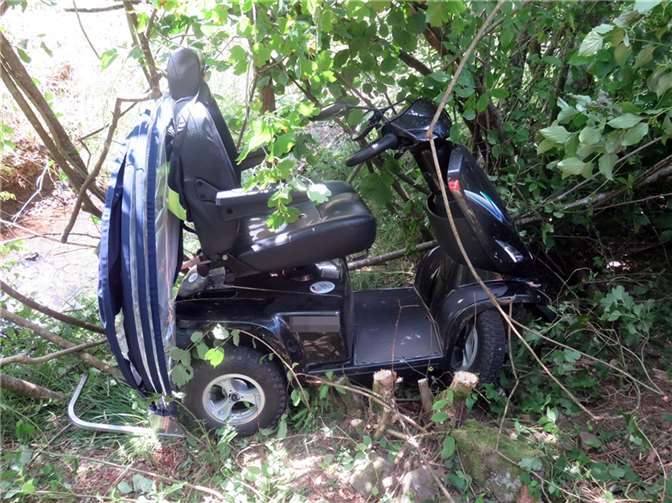 Ein Senior landete mit seinem Krankenfahrstuhl im Graben - ein Radfahrer hörte Hilferufe. Quelle: Kreispolizeibehörde Euskirchen
