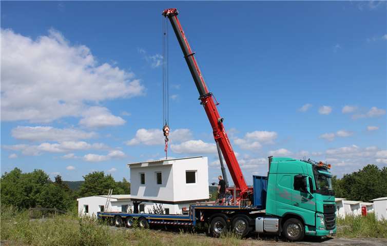 Hilfe zur Selbsthilfe Ein „Shelter“ wird auf einen Spezial-Lkw verladen.