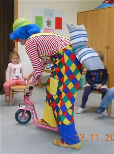 Ein Sieb als Helmersatz reicht auch für Clowns nicht.