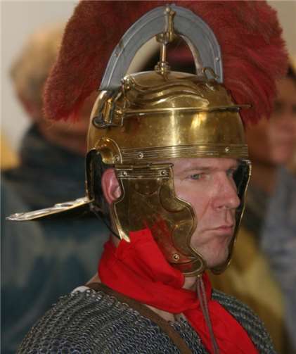 Ein Soldat in Uniform.