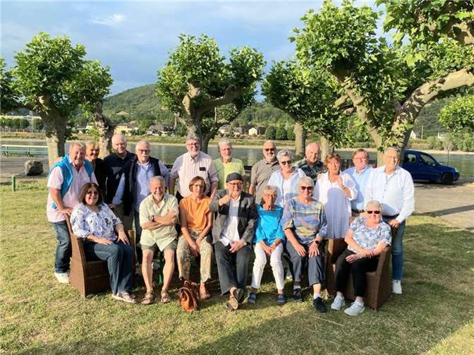 Ein Sommerabend im Zeichen der Erinnerungen: Treffen des Jahrgangs 1951/1952 der Volksschule Brohl. Foto: Kajü Jäger