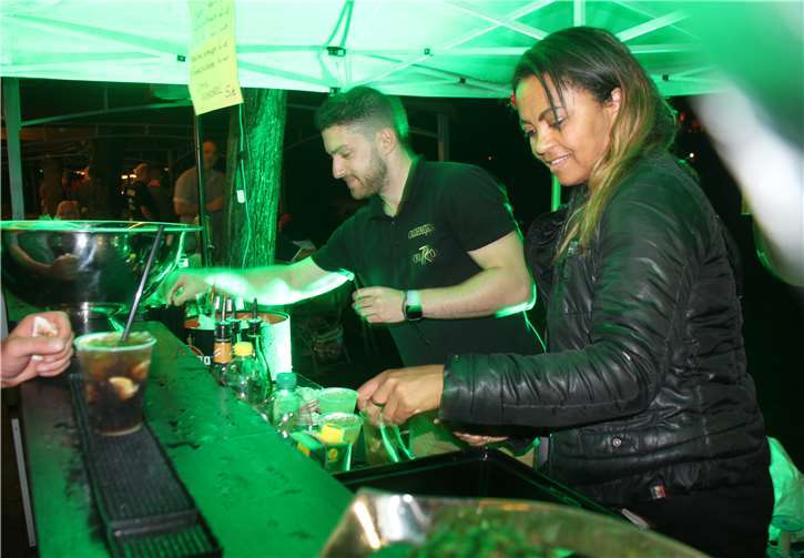 Ein Sommernachts-Cocktail im Vorbeigehen: Kein Problem an der attraktiven und gut besuchten Cocktailbar direkt am Rheinufer. Das Fest hatte Einiges zu bieten.