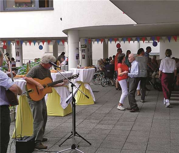 Ein Sommertag im Altenzentrum Ev. Marktkirchengemeinde, wie ihn sich jeder wünschen mag - mit Tanz, Genuss und schönen Erinnerungen. privat