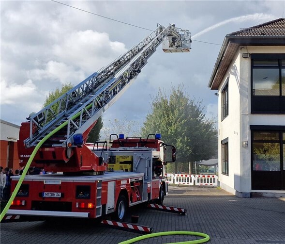 Ein Sonderfahrzeugeinsatz kostet 687 Euro die Stunde.  Fotos: AWI