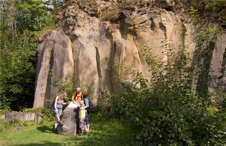 Ein Spaziergang auf dem Mayener Grubenfeld kann nun wieder mit dem Besuch der Ausstellung kombiniert werden. Foto: Klaus-Peter Kappest