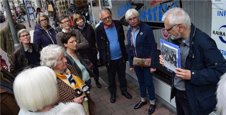 Ein Spaziergang durch die Römerstraße mit dem Historiker Jürgen Sarholz erinnerte an das friedliche alltägliche Zusammenleben der Bad Emser Christen und Juden vor dem 10. November 1938. Dekanat Nassauer Land