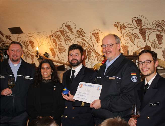 Ein Spendenscheck für das THW und eine Ente für die Tender-Besatzung. V.l.: Markus Zenz (THW), Dr. Carolin Gilbaya, OLtzS Maximilian Lüssing, Udo Hirsch (THW), OLtzZ Max Busse. Fotos: -TE-