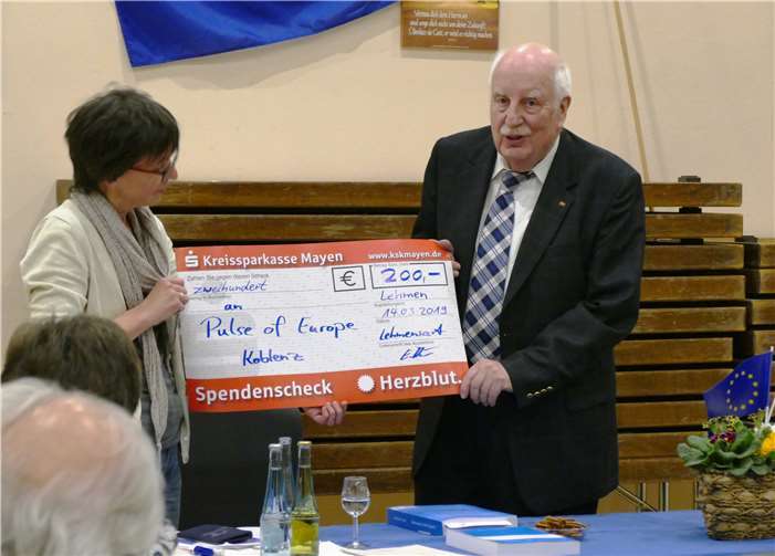 Ein Spendenscheck im Wert von 200 Euro,um die friedenserhaltende Arbeit der „Pulse of EuropeGruppe Koblenz“ zu unterstützen, wurde überreicht. Foto: privat
