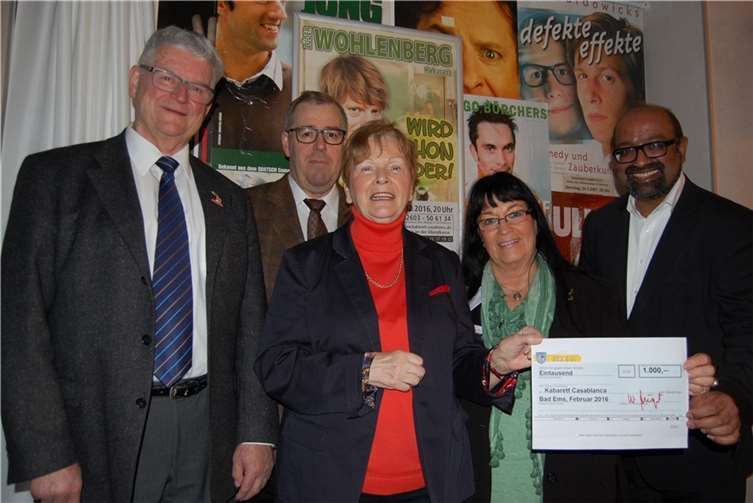 Ein Spendenscheck in Höhe von 1.000 Euro hatte die Bürgerstiftung Bad Ems an das „Kabarett CasaBlanca“ zu vergeben.privat