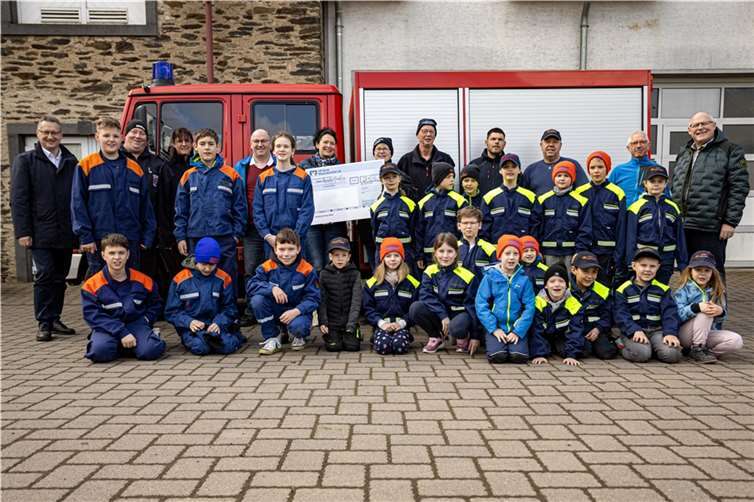 Ein Spendenscheck in Höhe von 250 Euro wurde an die Verantwortlichen übergeben.  Foto: privat