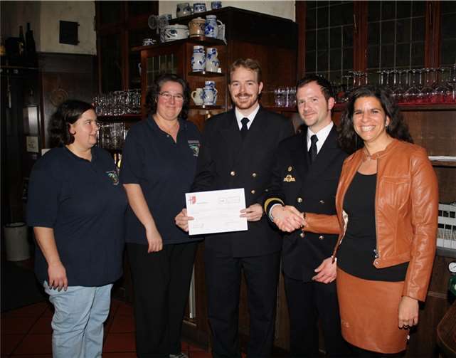 Ein Spendenscheck über 2558,35 Euro konnte Korvettenkapitän Mirko Preuß an DRK-Kreisjugendleiterin Christine Thielke übergeben. Gleichzeitig bedankte er sich bei Dr. Carolin Gilbaya für den herzlichen Empfang in der Patenstadt.