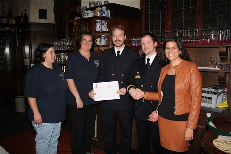 Ein Spendenscheck über 2558,35 Euro konnte Korvettenkapitän Mirko Preuß an DRK-Kreisjugendleiterin Christine Thielke übergeben. Gleichzeitig bedankte er sich bei Dr. Carolin Gilbaya für den herzlichen Empfang in der Patenstadt.