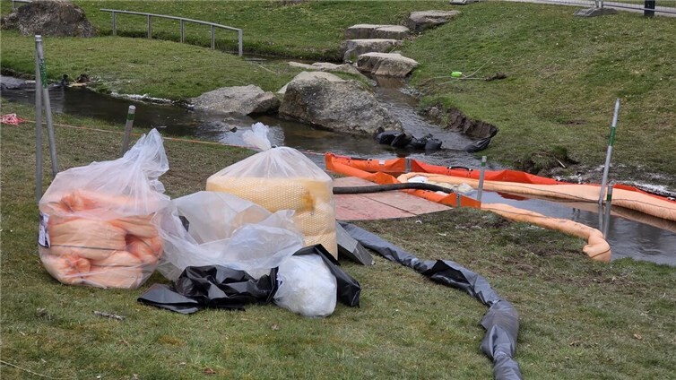 Ein Spezialunternehmen ist mit Saugpumpen im Einsatz!