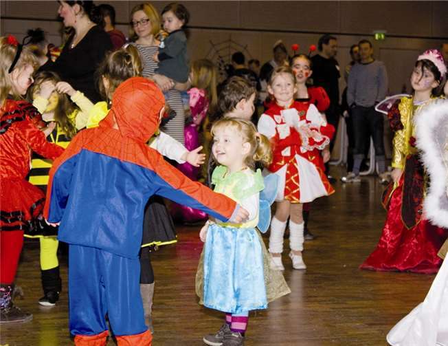 Ein Spiderman bat die hübsche Prinzessin zum Tanz.