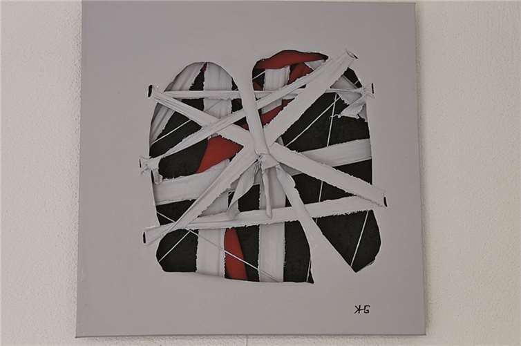 Ein Spiel mit Farben, Formen und dem Medium der Leinwand kennzeichnet Kellmanns Werke.privat