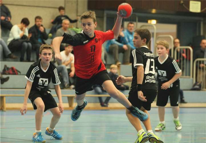 Ein Spieler der JSG beim Torwurf.privat