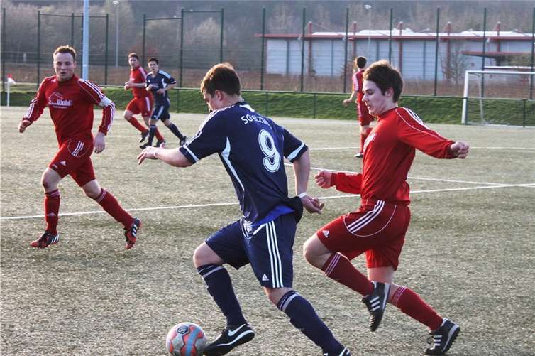 Ein Spieler des SV Kripp versucht dem Gegner den Ball abzunehmen. privat