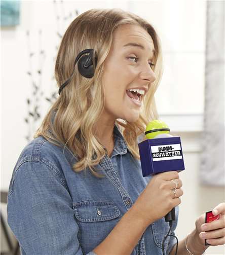 Ein Spieler erhält ein Mikrofon und einen Kopfhörer, zieht eine Karte und schon fängt das lustige Stimmengewirr an. privat