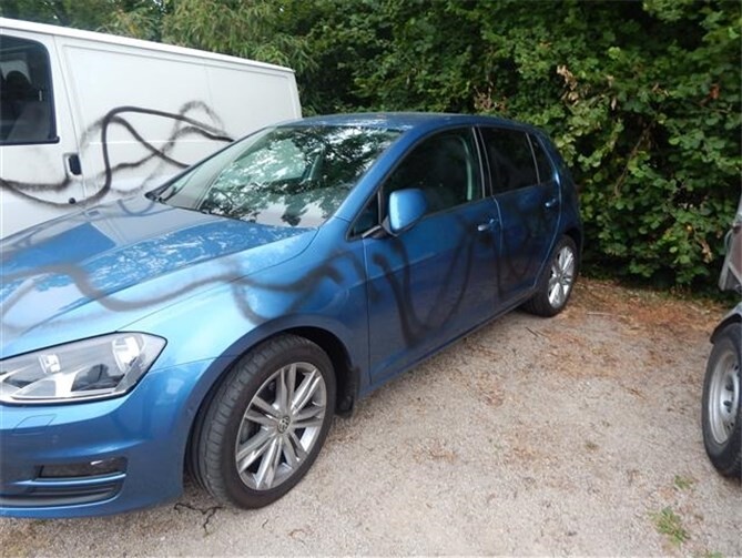 Ein Sprayer hat etliche Fahrzeuge mit schwarzer Farbe massiv beschädigt. Foto: Polizei