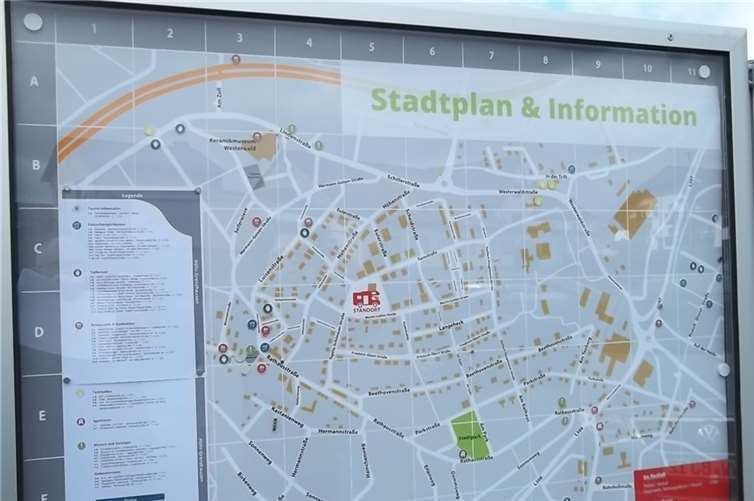 Ein Stadtplan informiert Gäste über die nähere Umgebung.