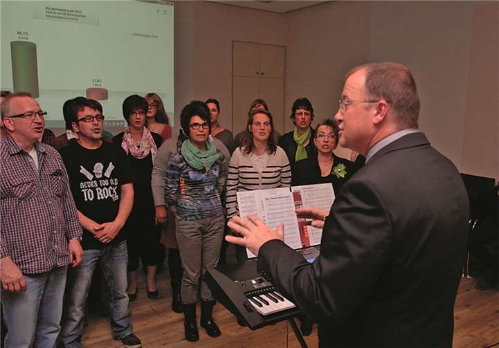 Ein Ständchen für den Wahlsieger: Das Ensemble „Chorios“ möchte der leidenschaftliche Musiker Nisius auch als Verbandsgemeindebürgermeister weiterhin dirigieren.