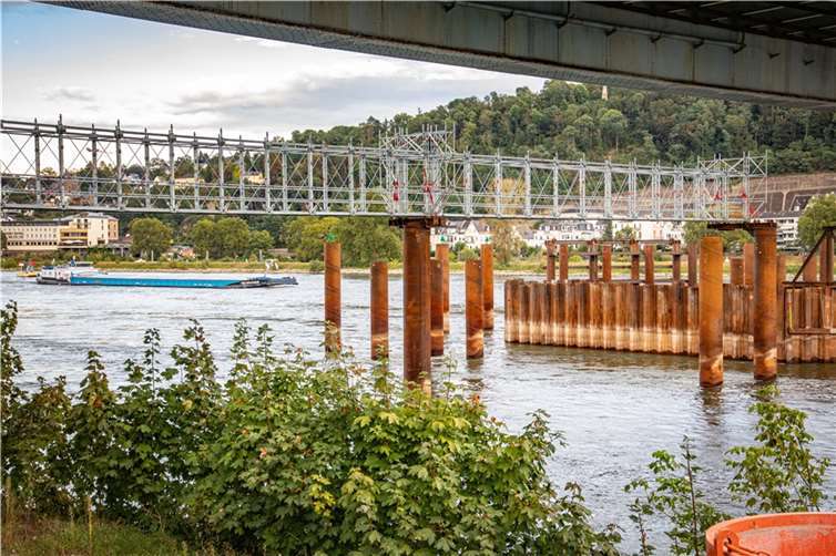 Schiffsabweiser und Steganlage entstehen Ein Steg aus Gerüstbauteilen wird derzeit errichtet, um vom Festland in die Baugrube für einen der Behelfspfeiler der Pfaffendorfer Brücke im Rhein zu gelangen.