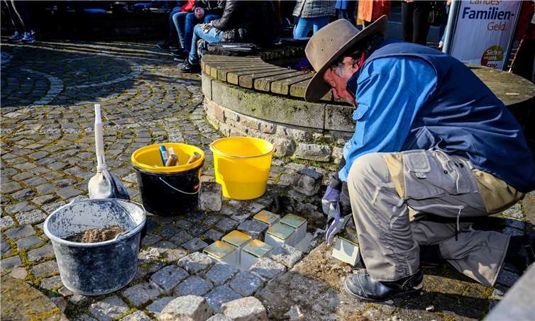 Ein Stein – ein Name – ein Mensch, schweigend und mit bedachten Bewegungen bearbeitete Gunter Demnig das Pflaster, indem die Erinnerungssteine ihren Platz fanden.