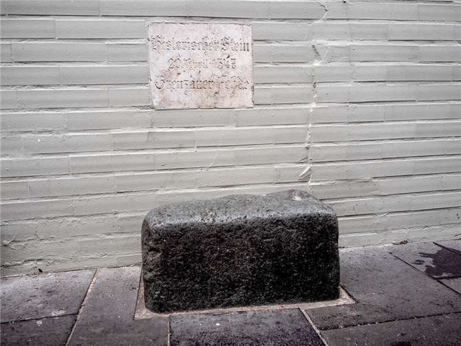 Ein Stein erinnert an die „Grenzauer Fehde“. Foto: Hermann Schäfer