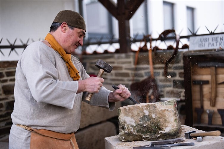 Ein Steinmetz demonstriert seine Arbeit.  Fotos: Stephan Dinges