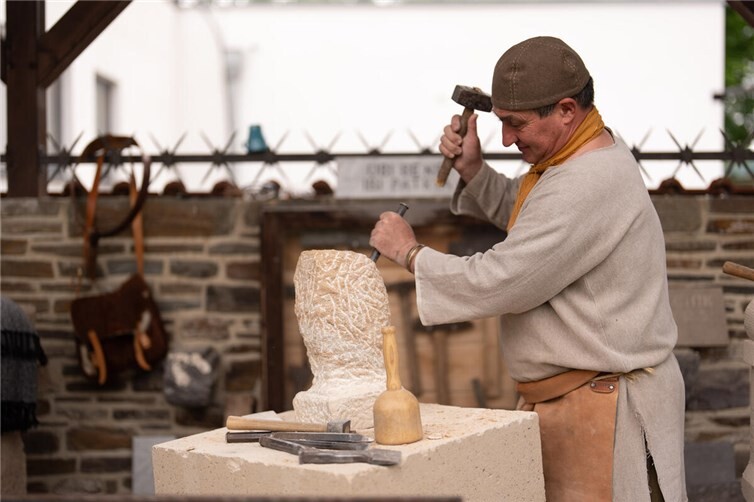 Ein Steinmetz präsentiert seine Arbeiten.