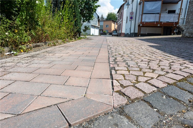 Ein Streifen mit Betonpflaster setzt nun auch in der Neustraße die Barriere herab.