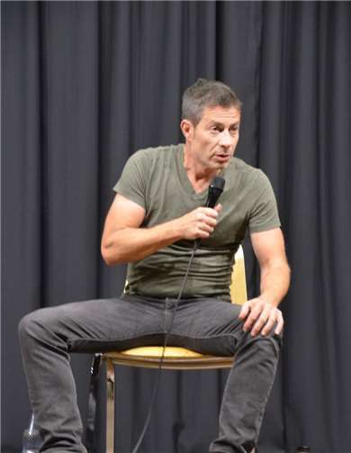 Ein Stuhl, eine Flasche Mineralwasser – und Rolf Miller: perfekte Zutaten für eine unterhaltsamen Abend auf der Gierenderhöhe.KulturarbeitskreisOberhonnefeld