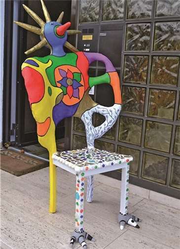 Ein Stuhl wurde in Anlehnung an Niki de Saint Phalle gestaltet. privat