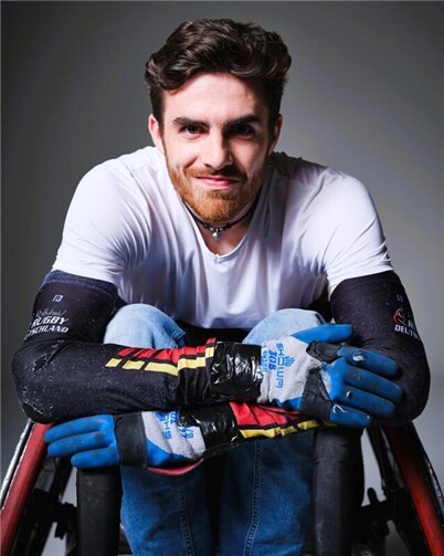 Ein Surfunfall im März 2019 hat das Leben des damals 19-jährigen Moritz Brückner komplett verändert. Seitdem ist er Tetraplegiker und sitzt im Rollstuhl. Doch der junge Mann akzeptierte die neue Situation schon nach kurzer Zeit und nahm sein Leben neu in die Hand. Beim Neujahrsempfang der VG Pellenz berichtet er von seinen Erfahrungen.  Foto: Studio Kirchberger