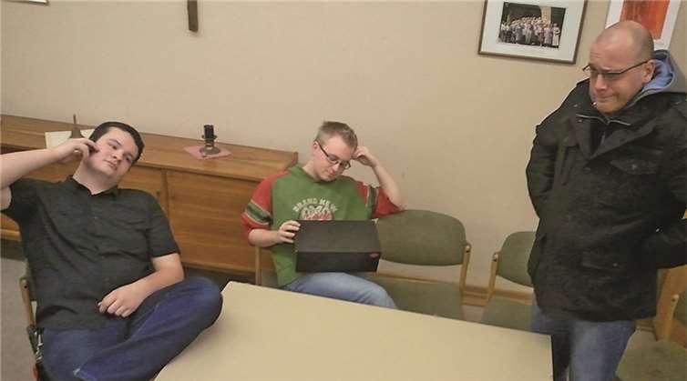 Ein Szenenausschnitt (die Enkel Robi und Tommy mit Vater Peter).Privat