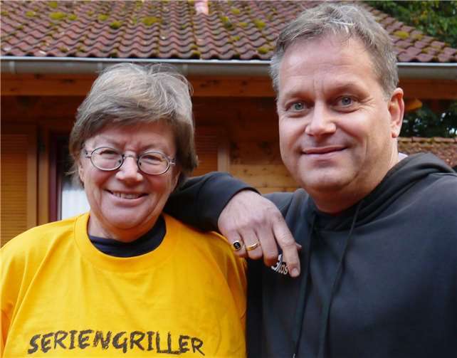 Ein T-Shirt für die Grillfee Rita Wildermann gab es vom Herren 50 Team; überreicht von Mannschaftsführer Ingo Schneider.Fotos: Dietrich Rockenfeller