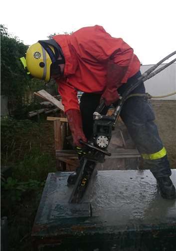 Ein THW-Helfer schneidet mit der Betonkettensäge ein Loch in das Betonteil.Foto: THW Ahrweiler
