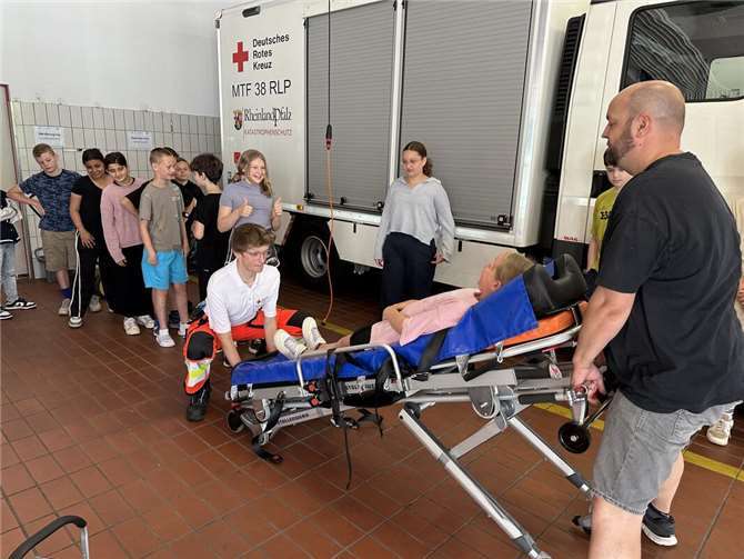 Ein Tag beim Rettungsdienst: Spannende Einblicke für junge Besucher. Fotos: DRK-Koblenz, Ulli Piel-Schilling