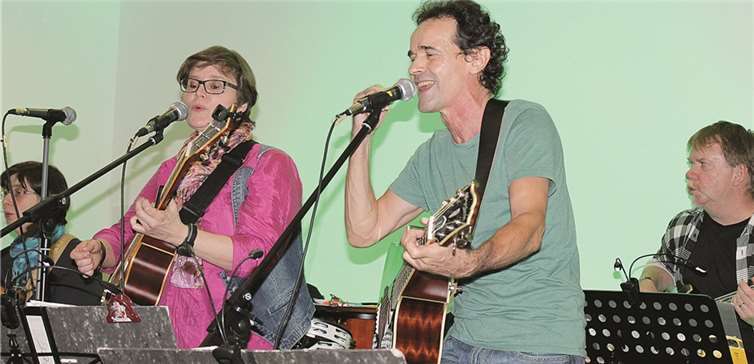 Ein Tausendsassa in Sachen Musik: Sänger, Gitarrist, Percussionist – Armin Netz von Anything Goes lebt für die Musik. RERE