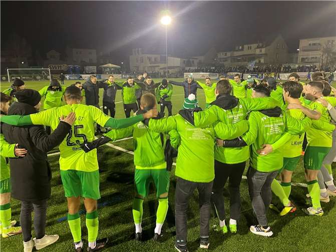 Ein Team: Der FV Engers präsentiert sich geschlossen und hatte in den vergangenen Wochen viel zu jubeln. Mittlerweile steht die Watzlawik-Elf auf dem zweiten Platz der Oberliga. Quelle: FV Engers