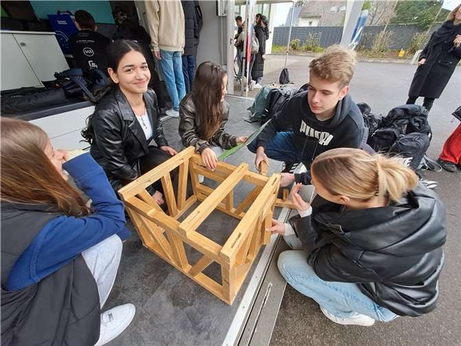 Ein Team beim Fachwerkbau.